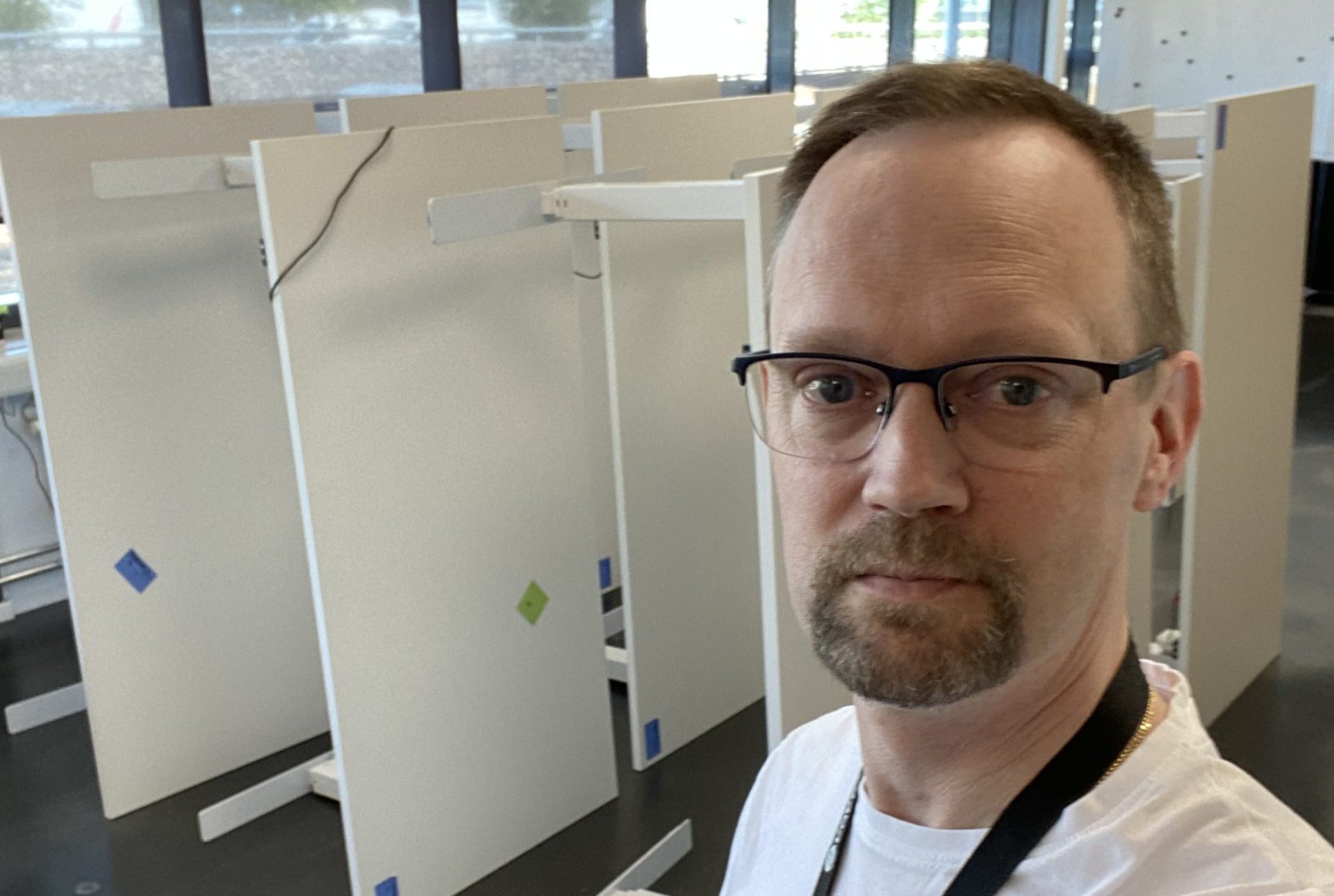 Robert Andersson med skrivbord